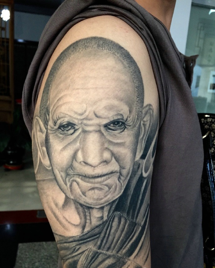 点击大图看下一张：大臂一枚老奶奶肖像纹身图案很精致