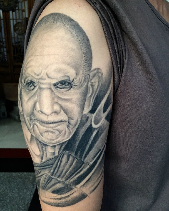 点击大图看下一张：大臂一枚老奶奶肖像纹身图案很精致
