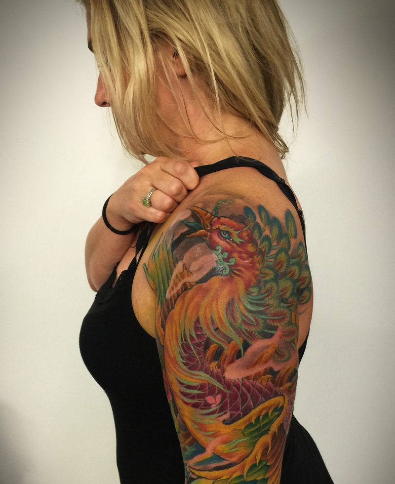 点击大图看下一张：欧美女性花臂骄傲的凤凰纹身图案