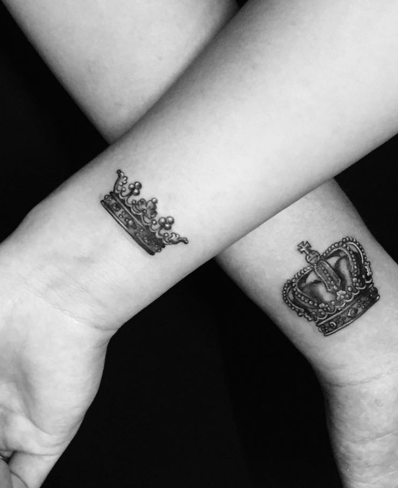 点击大图看下一张：手腕上的单一皇冠情侣纹身刺青