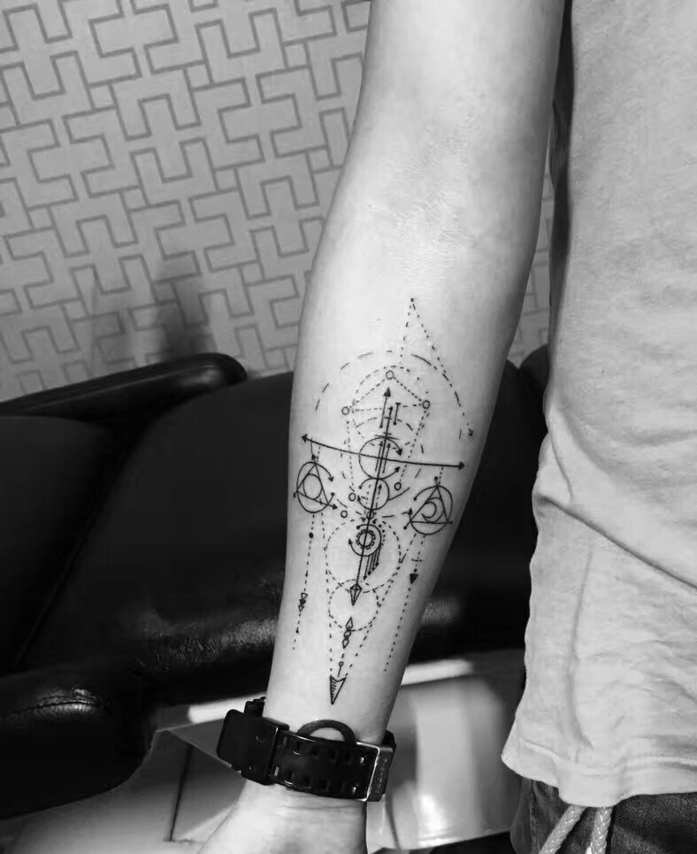 点击大图看下一张：点状型的几何手臂图腾纹身刺青