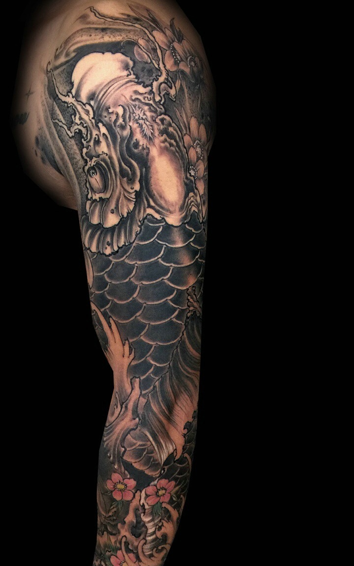 点击大图看下一张：遮盖整个手臂的传统鲤鱼纹身图案