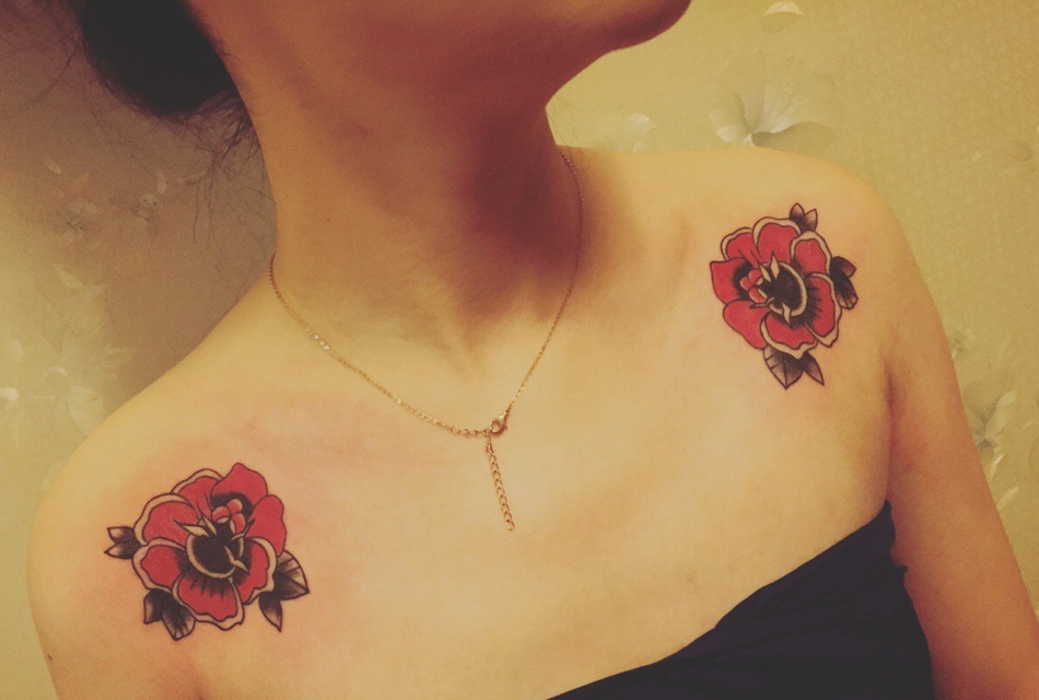 点击大图看下一张：性感美女玫瑰肩花纹身刺青很炫酷