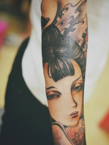 手臂一枚精致漂亮的花妓纹身刺青