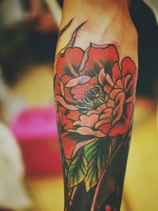 鲜艳无比的手臂花朵纹身图案