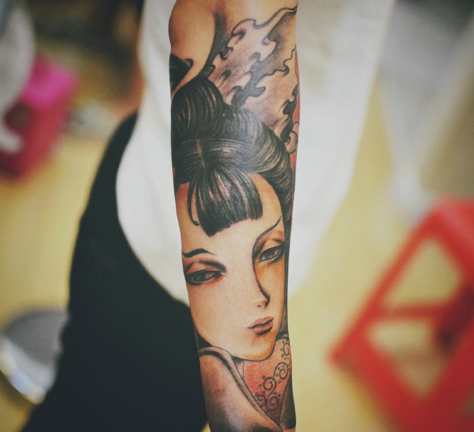 点击大图看下一张：手臂一枚精致漂亮的花妓纹身刺青