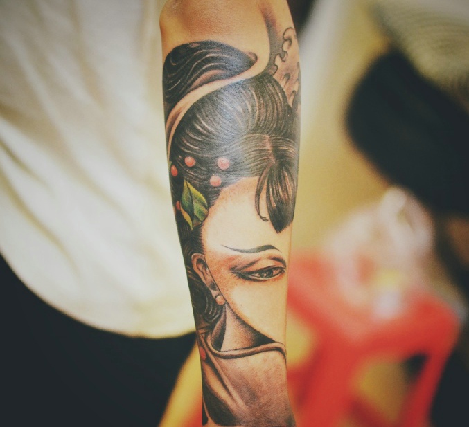 点击大图看下一张：手臂一枚精致漂亮的花妓纹身刺青