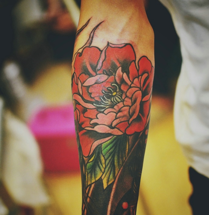 点击大图看下一张：鲜艳无比的手臂花朵纹身图案
