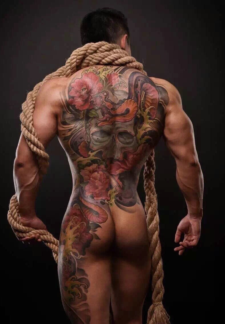 点击大图看下一张：肌肉男士满背图腾纹身刺青魅力无限
