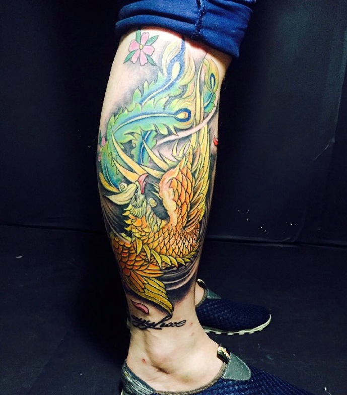 点击大图看下一张：包小腿美丽动人的彩色凤凰纹身图案