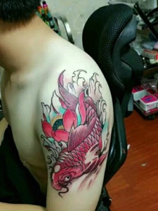 大臂鲜艳无比的红鲤鱼纹身图案