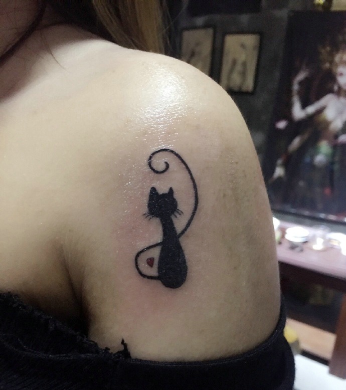 点击大图看下一张：个性迷你的小猫手臂纹身图案