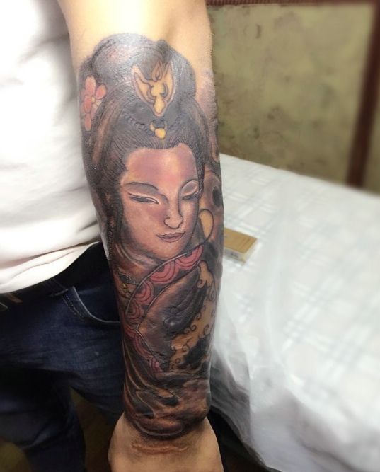 点击大图看下一张：花臂一枚传统花妓纹身图案