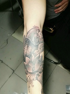 莲花与鲤鱼结合的手臂纹身图案