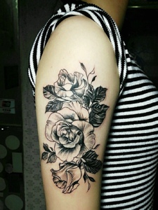 一朵妖艳的花花手臂纹身刺青