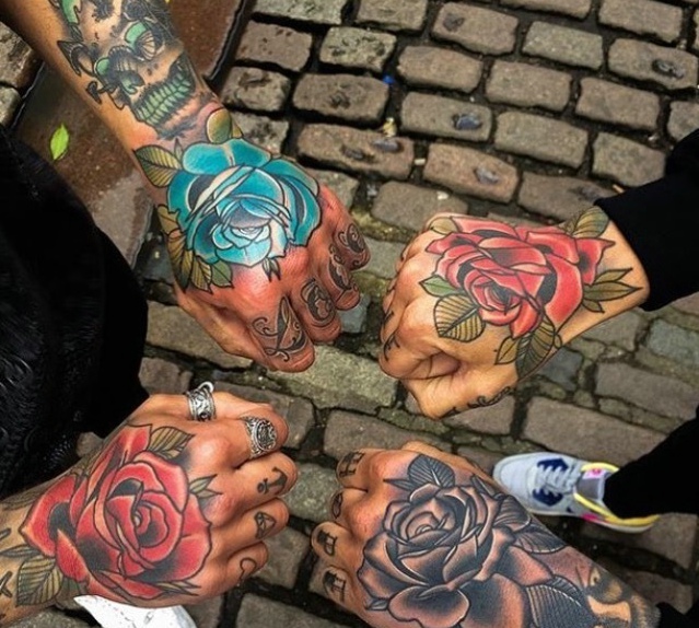 点击大图看下一张：一组手有余香玫瑰纹身图案