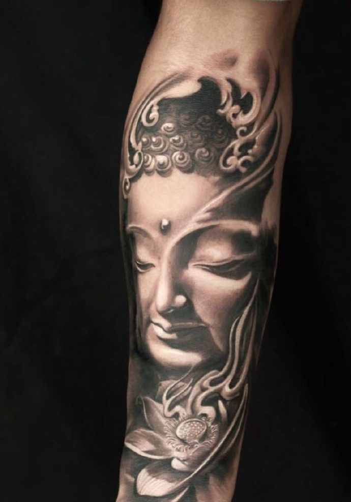 点击大图看下一张：荷花与佛像一起的花臂纹身图案