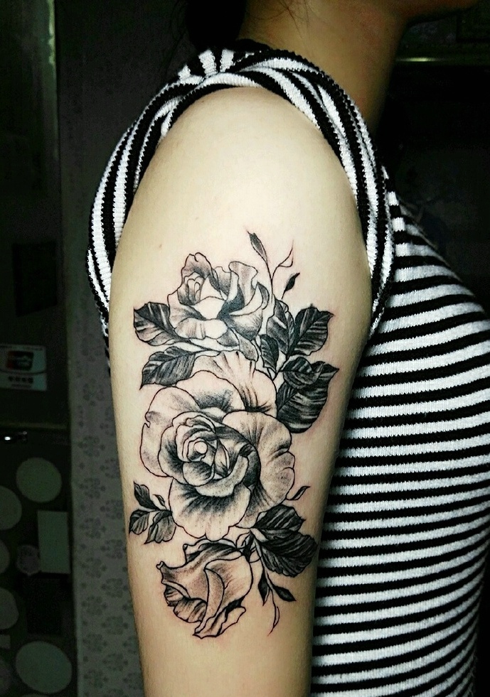 点击大图看下一张： 一朵妖艳的花花手臂纹身刺青