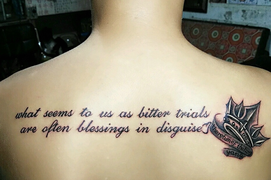 点击大图看下一张：皇冠配英文的后背纹身刺青