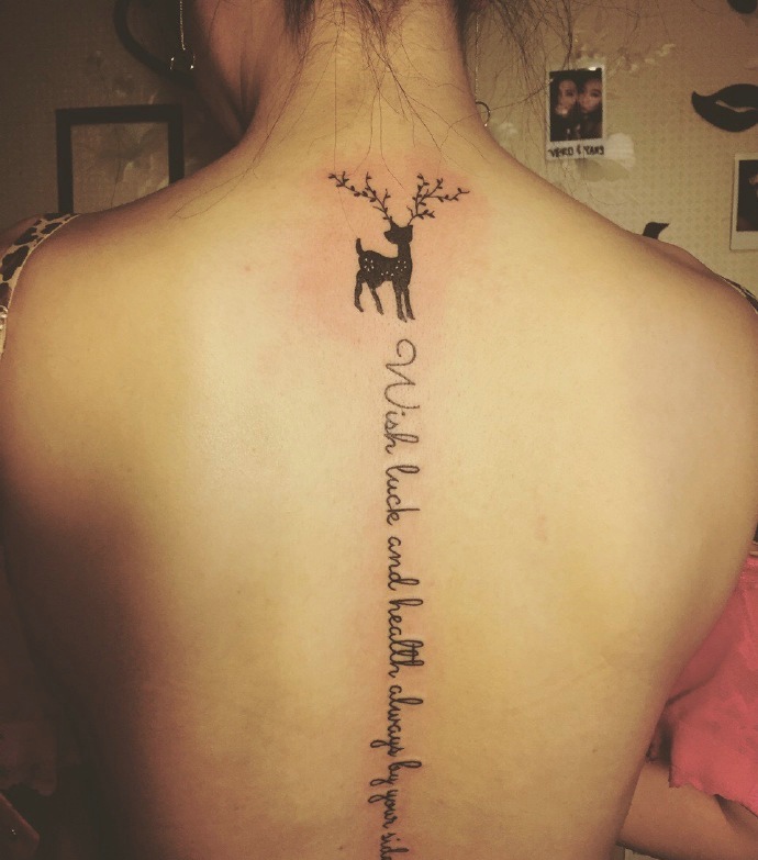 点击大图看下一张：脊椎部小鹿与英文一起的纹身图案