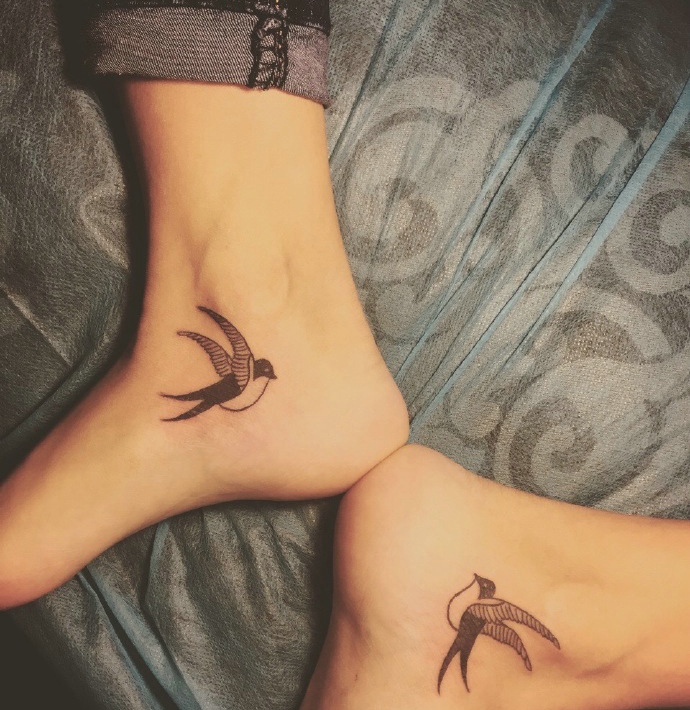 点击大图看下一张：脚腕上的一对小燕子纹身图案