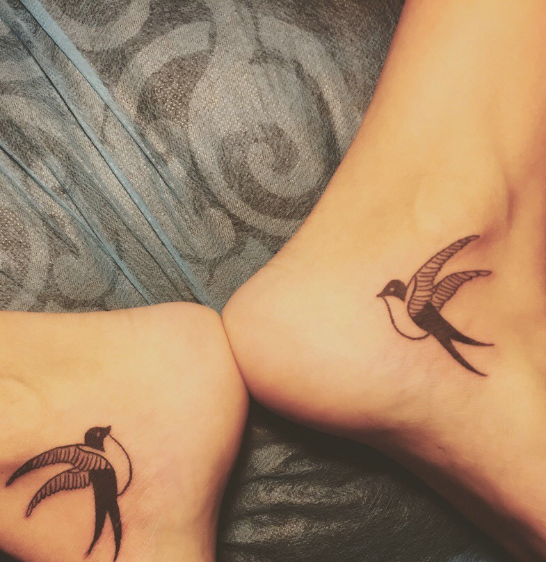点击大图看下一张：脚腕上的一对小燕子纹身图案