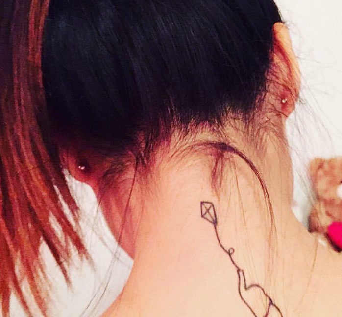 点击大图看下一张：女生脖子后面的小清新纹身图案
