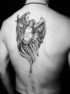 男士后背战斗天使纹身图案