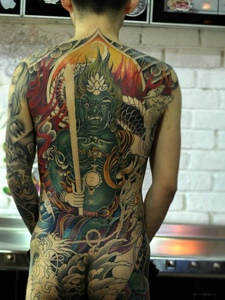 超级狂野的满背彩色图腾纹身刺青
