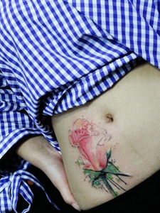 遮盖疤痕的腹部泼墨花朵纹身刺青