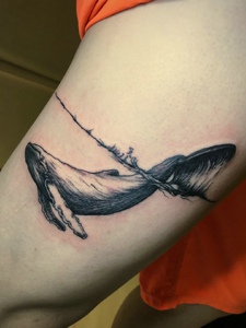 手臂一条迷你鲸鱼图腾纹身刺青
