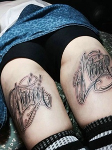 双腿部嚣张的花体英文纹身图案