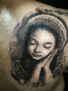 一枚正在休息的小姑娘肖像纹身