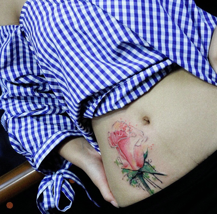 点击大图看下一张：遮盖疤痕的腹部泼墨花朵纹身刺青
