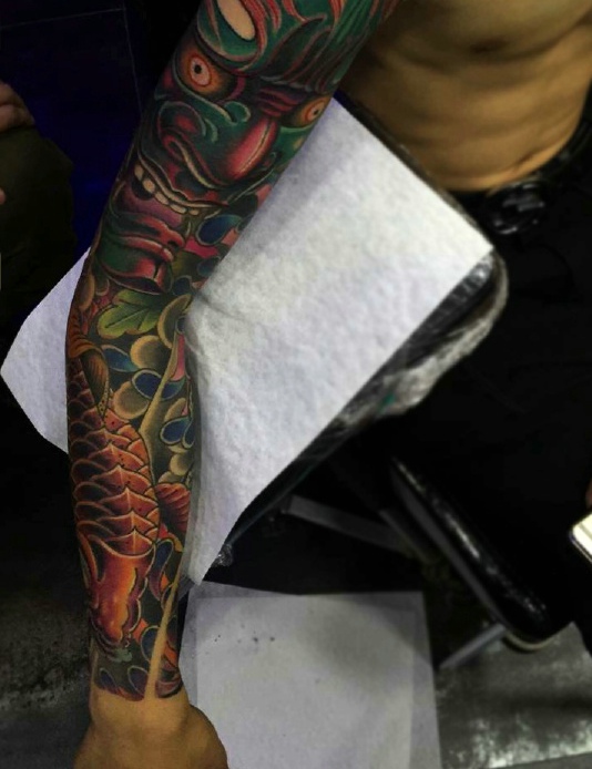 点击大图看下一张：般若与鲤鱼结合的花臂纹身图案