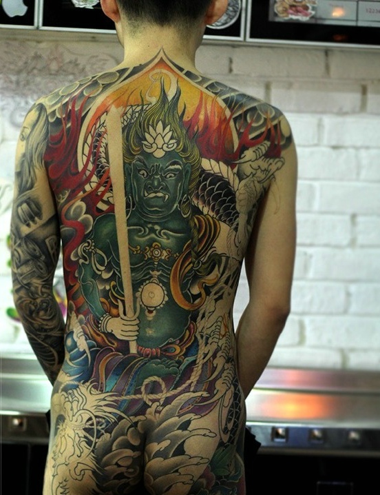 点击大图看下一张：超级狂野的满背彩色图腾纹身刺青