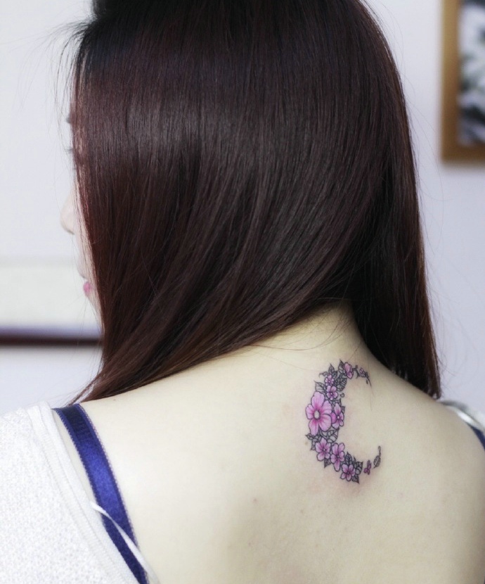 点击大图看下一张：女生后背小清新月亮型花环纹身图案