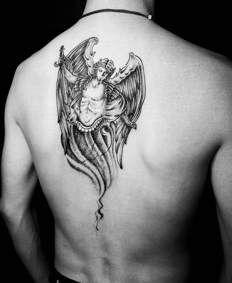 点击大图看下一张：男士后背战斗天使纹身图案