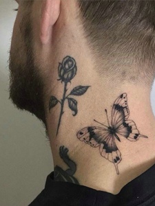 脖子侧边的花朵纹身图案回头率很高