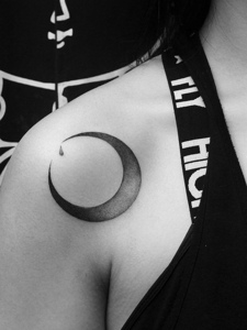 95后女生肩膀下的个性月亮纹身图案