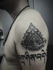 梵文与个性图案一起的手臂纹身