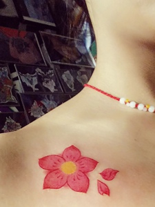 女神胸前性感花香的花瓣纹身图案