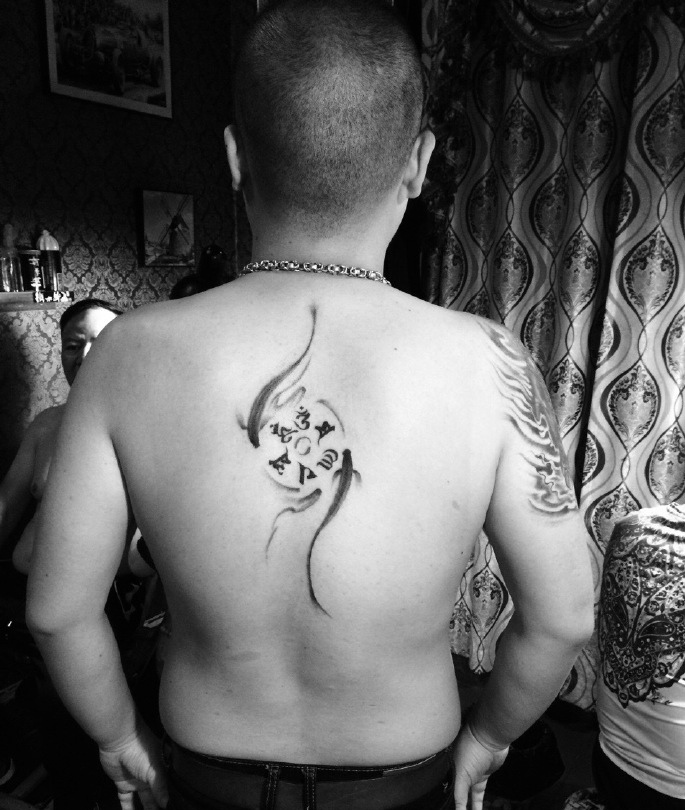 点击大图看下一张：男士后背六字真言纹身图案