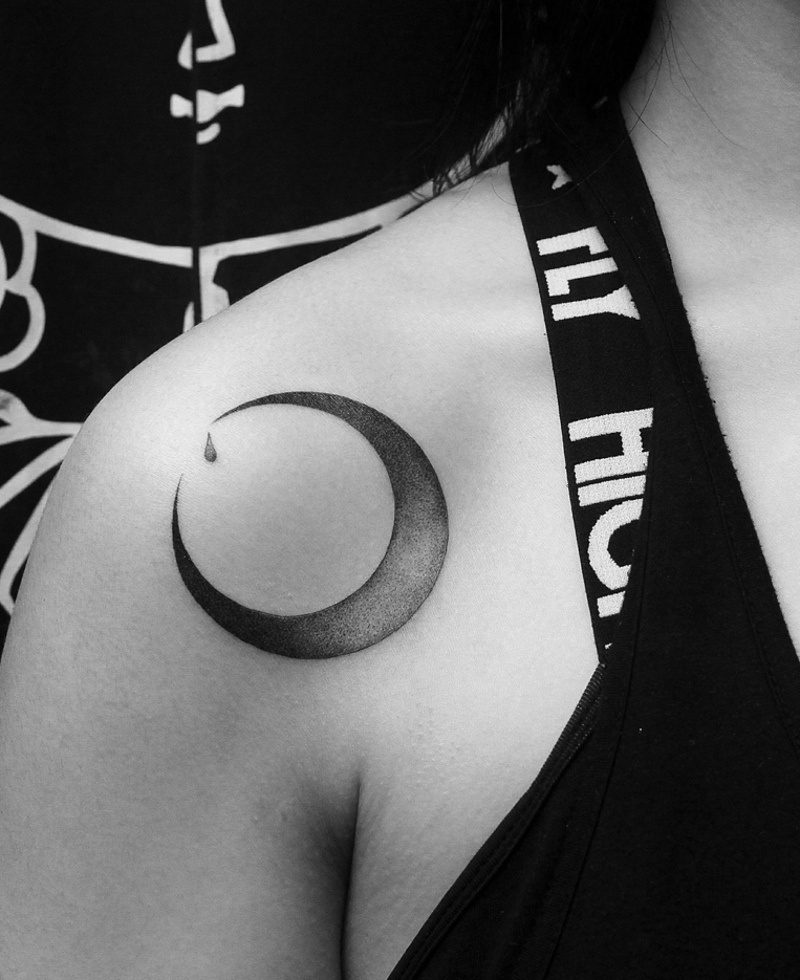 点击大图看下一张：95后女生肩膀下的个性月亮纹身图案