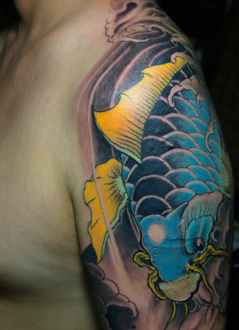 点击大图看下一张：大臂彩色大鲤鱼纹身图案夺人眼球