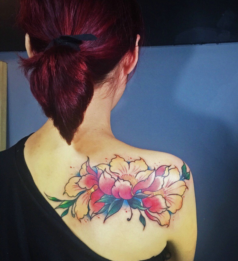 点击大图看下一张：花开怒放的后背花朵纹身图案