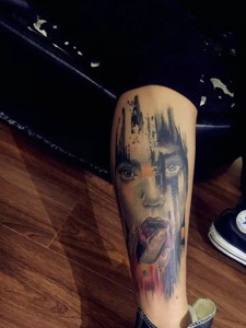 腿部一枚非常恐怖的女鬼纹身图案