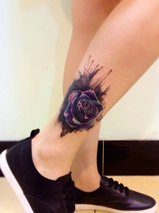 小腿处迷人的彩色花朵纹身图案