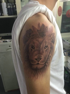 手臂狮子头纹身图案别有一番风趣