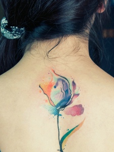 女生后背水彩花朵纹身图案